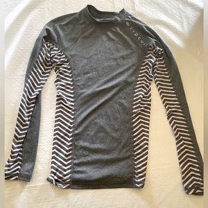 🎄2 / $27. 🎄Rip-curl size XS long sleeved workout grey & white top.